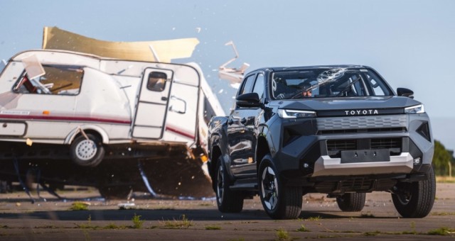 Toyota Hilux điện 'hứng' một chiếc caravan từ độ cao 9 mét, vẫn hoạt động sau cú va đập